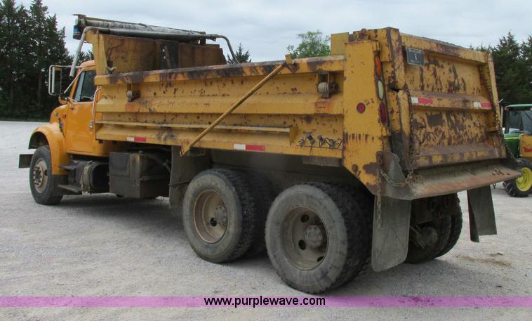 image for item D3974 1998 International 4900 dump truck