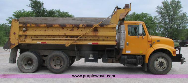 image for item D3974 1998 International 4900 dump truck