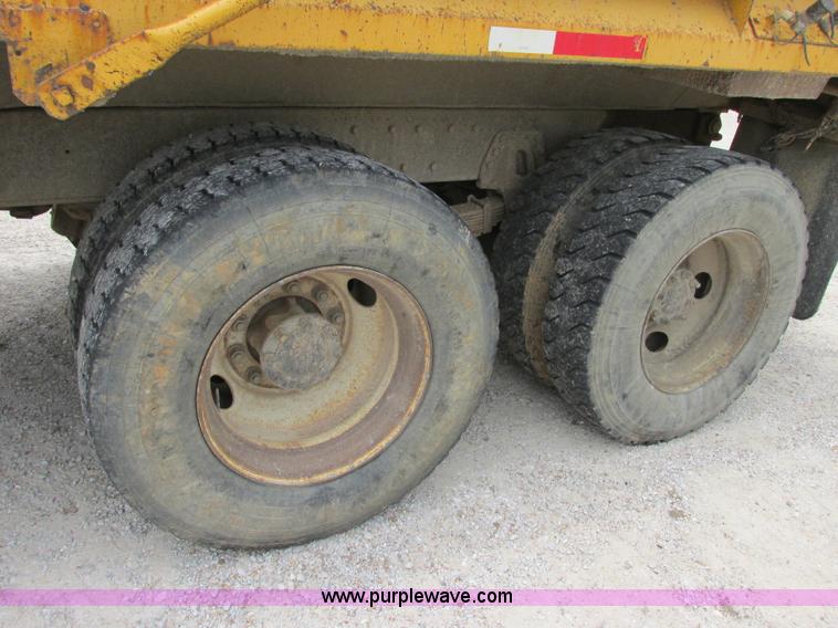 image for item D3974 1998 International 4900 dump truck