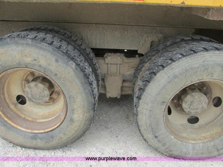 image for item D3974 1998 International 4900 dump truck