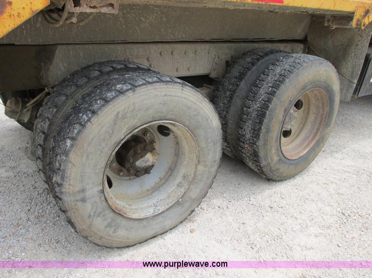 image for item D3974 1998 International 4900 dump truck