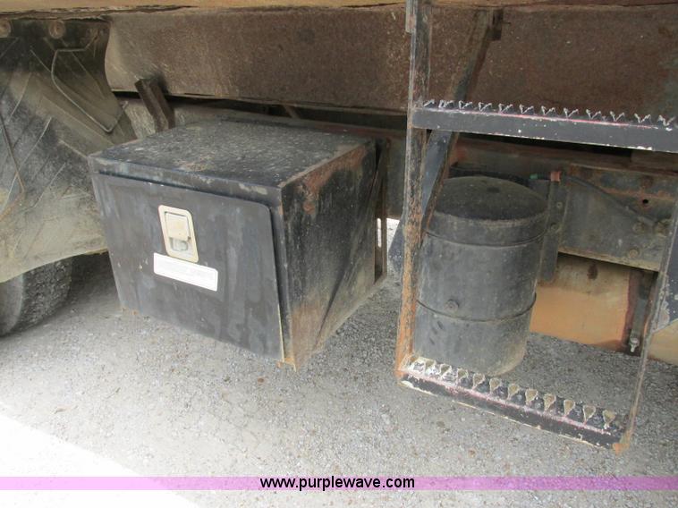 image for item D3974 1998 International 4900 dump truck