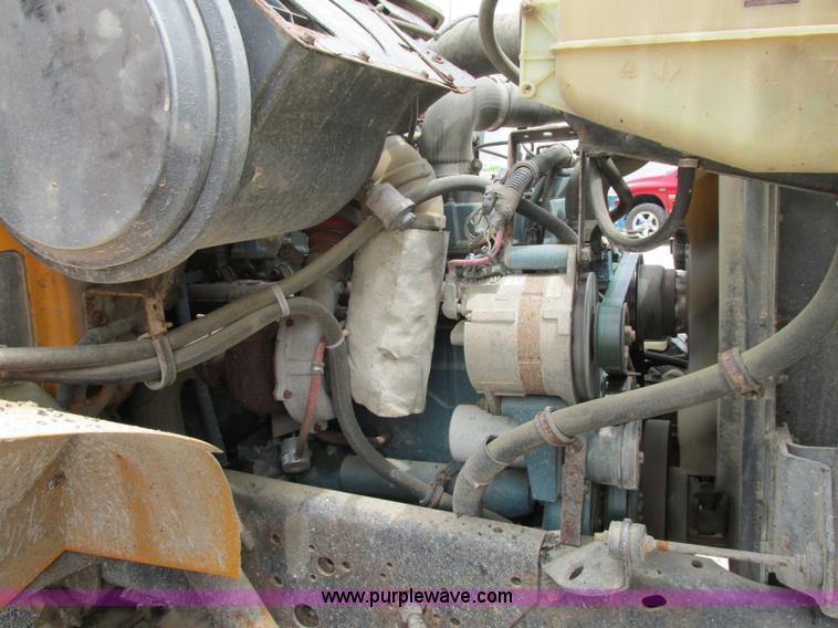 image for item D3974 1998 International 4900 dump truck