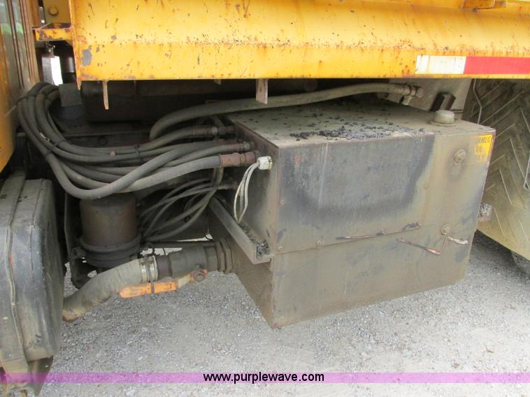 image for item D3974 1998 International 4900 dump truck