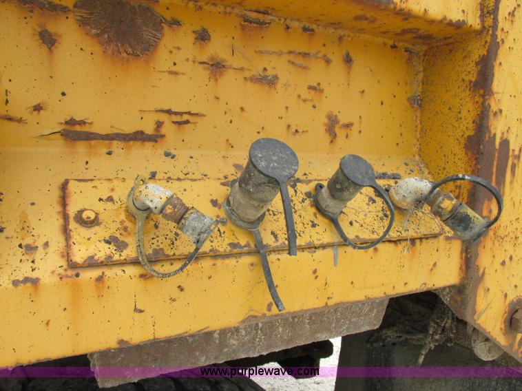 image for item D3974 1998 International 4900 dump truck