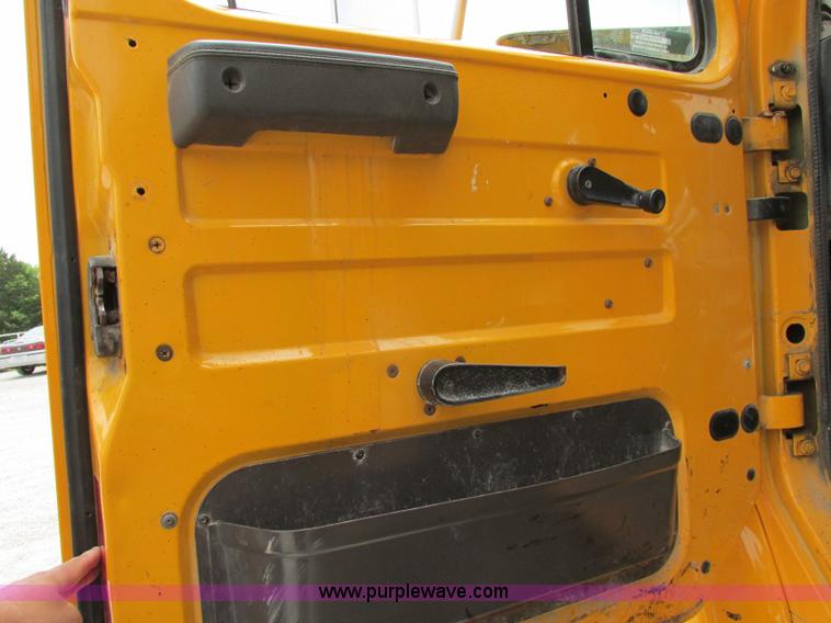 image for item D3974 1998 International 4900 dump truck