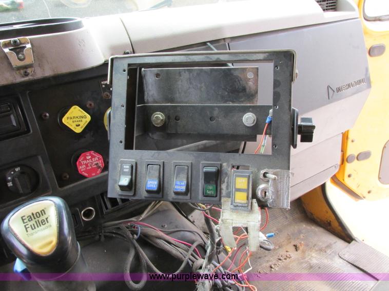 image for item D3974 1998 International 4900 dump truck