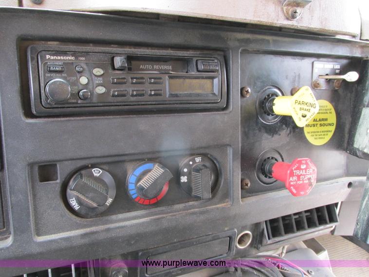 image for item D3974 1998 International 4900 dump truck