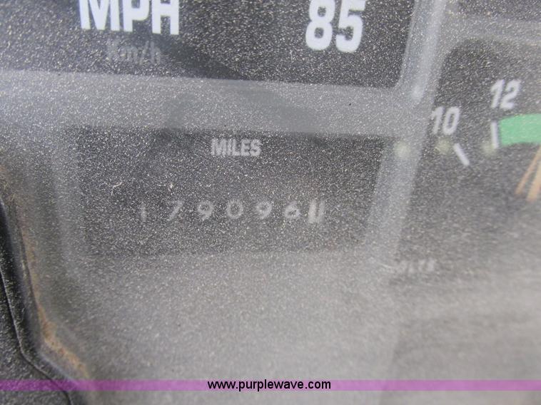 image for item D3974 1998 International 4900 dump truck