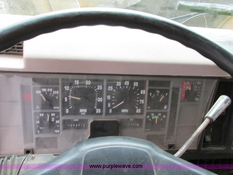 image for item D3974 1998 International 4900 dump truck