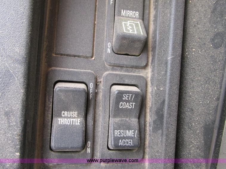 image for item D3974 1998 International 4900 dump truck