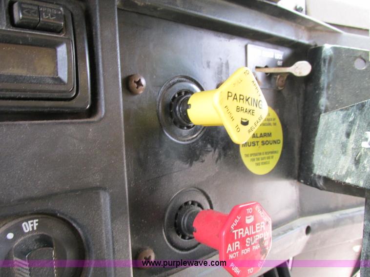 image for item D3974 1998 International 4900 dump truck