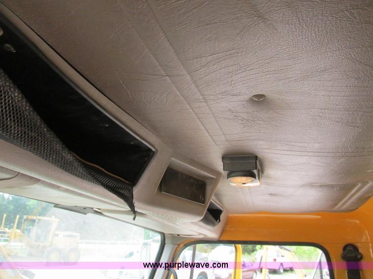 image for item D3974 1998 International 4900 dump truck