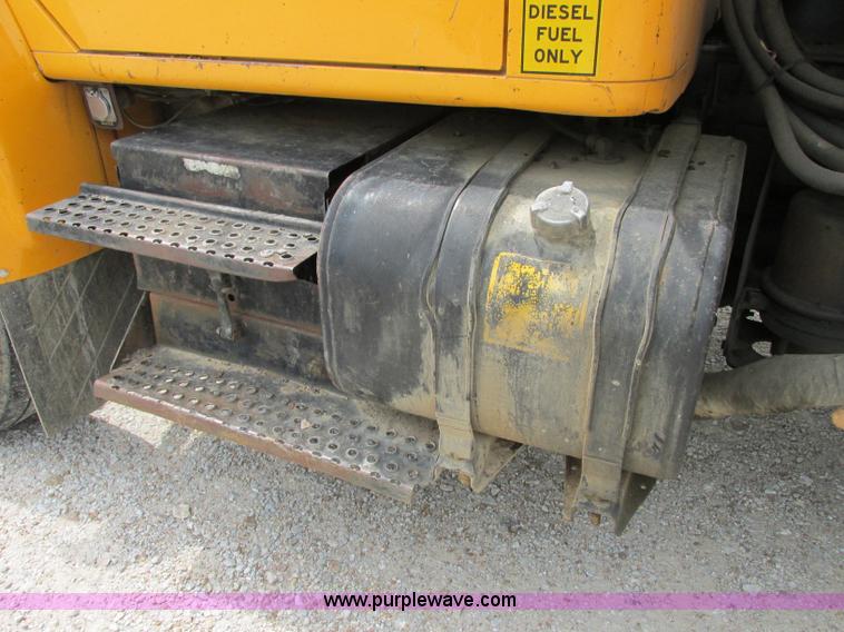 image for item D3974 1998 International 4900 dump truck