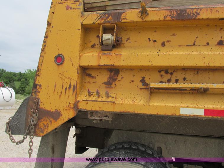 image for item D3974 1998 International 4900 dump truck