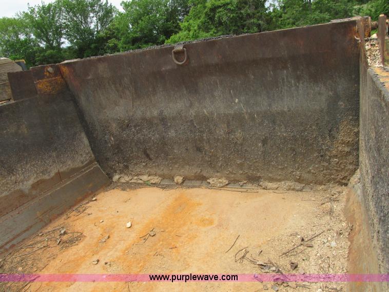 image for item D3974 1998 International 4900 dump truck