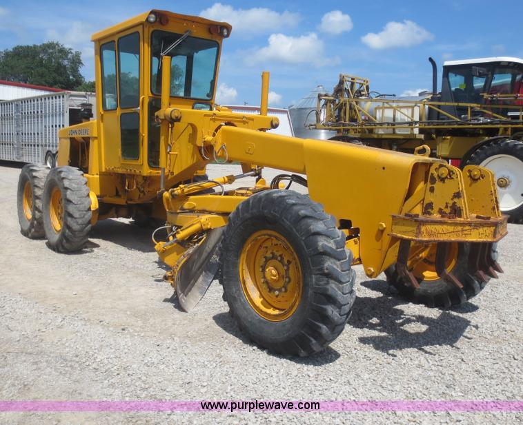 image for item F6999 1984 John Deere 570A articulated motor grader