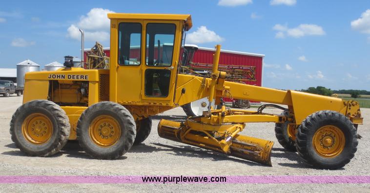 image for item F6999 1984 John Deere 570A articulated motor grader