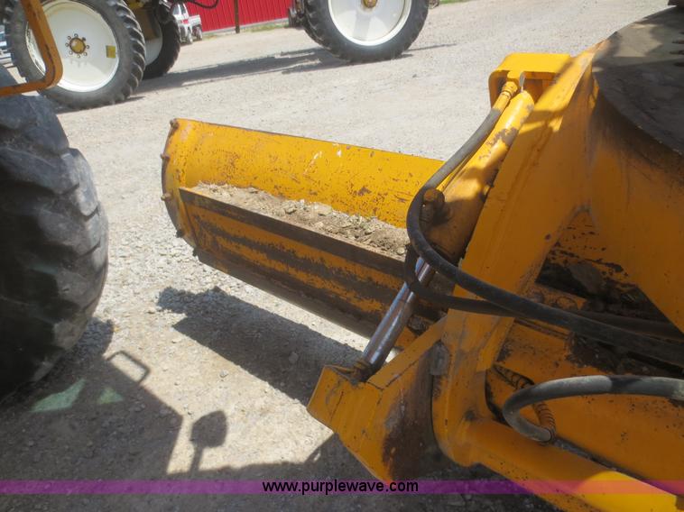 image for item F6999 1984 John Deere 570A articulated motor grader