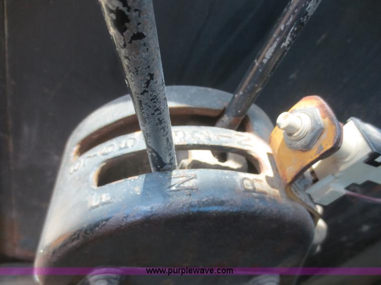 image for item F6999 1984 John Deere 570A articulated motor grader