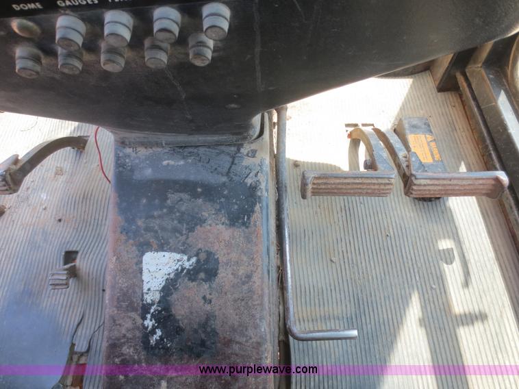 image for item F6999 1984 John Deere 570A articulated motor grader