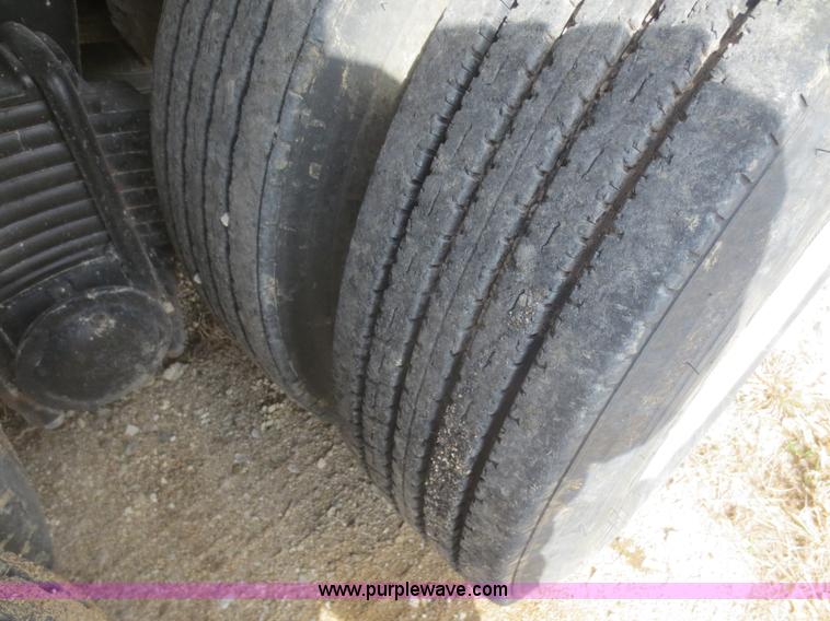 image for item F8227 1990 Mack RD690S dump truck