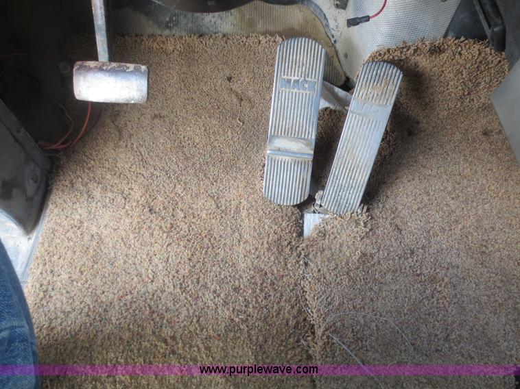 image for item F8227 1990 Mack RD690S dump truck