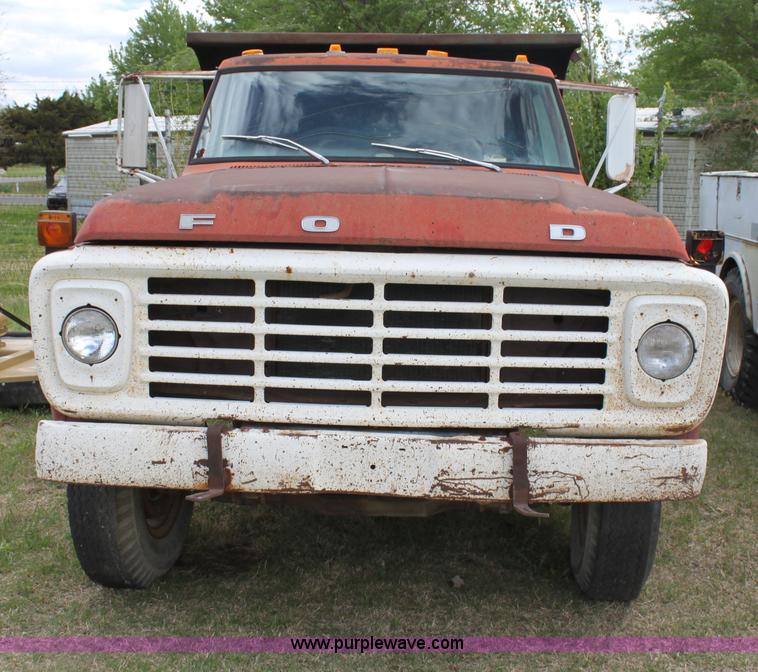 image for item H2062 1977 Ford F700 dump truck