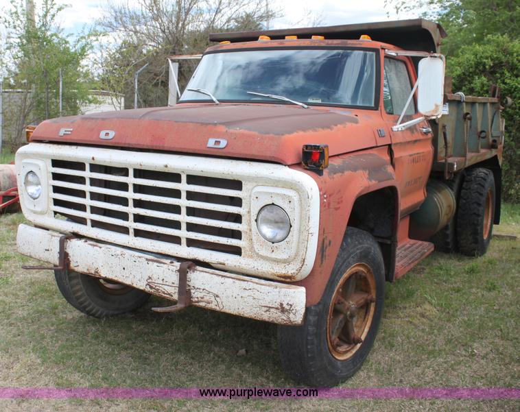 image for item H2062 1977 Ford F700 dump truck