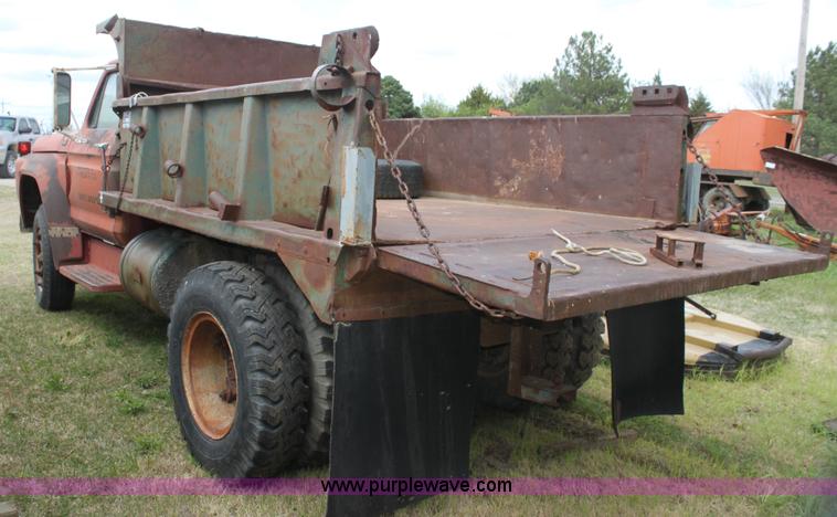 image for item H2062 1977 Ford F700 dump truck