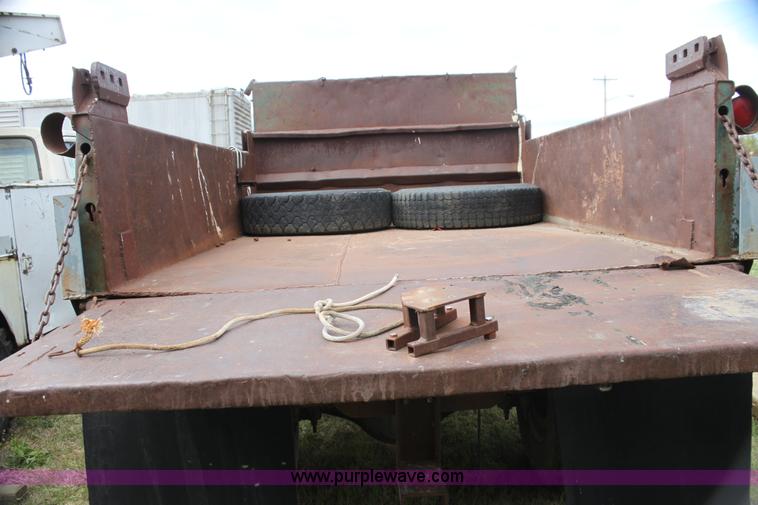 image for item H2062 1977 Ford F700 dump truck