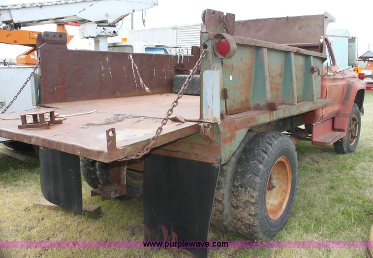 image for item H2062 1977 Ford F700 dump truck