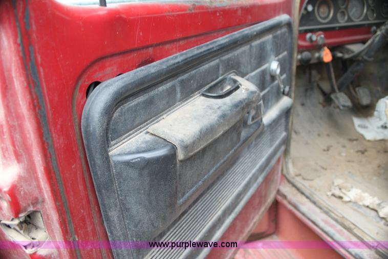 image for item H2062 1977 Ford F700 dump truck