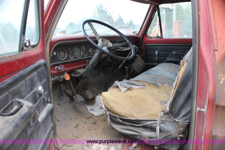 image for item H2062 1977 Ford F700 dump truck