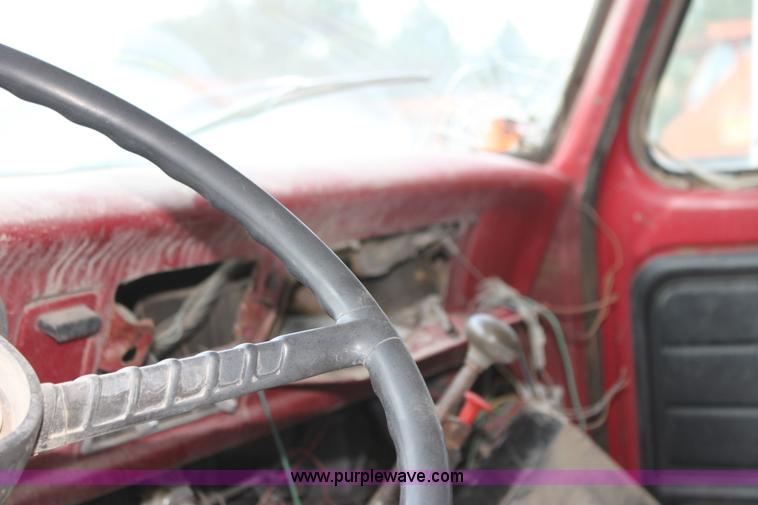 image for item H2062 1977 Ford F700 dump truck