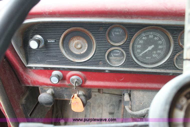 image for item H2062 1977 Ford F700 dump truck