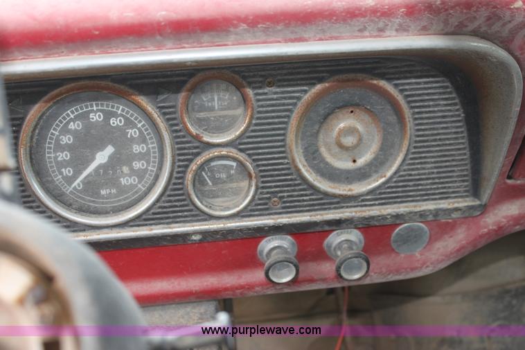 image for item H2062 1977 Ford F700 dump truck