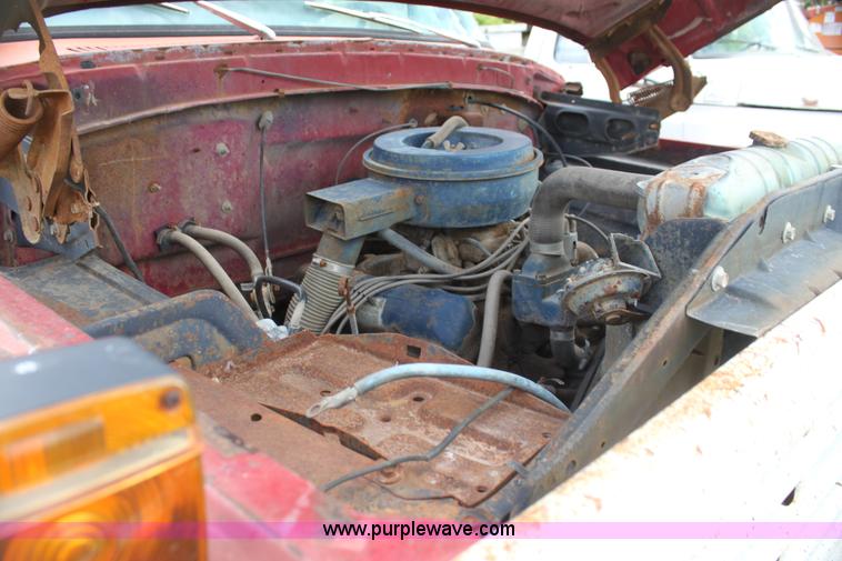 image for item H2062 1977 Ford F700 dump truck