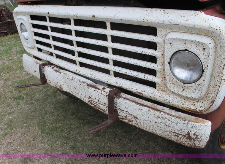 image for item H2062 1977 Ford F700 dump truck