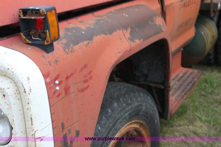 image for item H2062 1977 Ford F700 dump truck