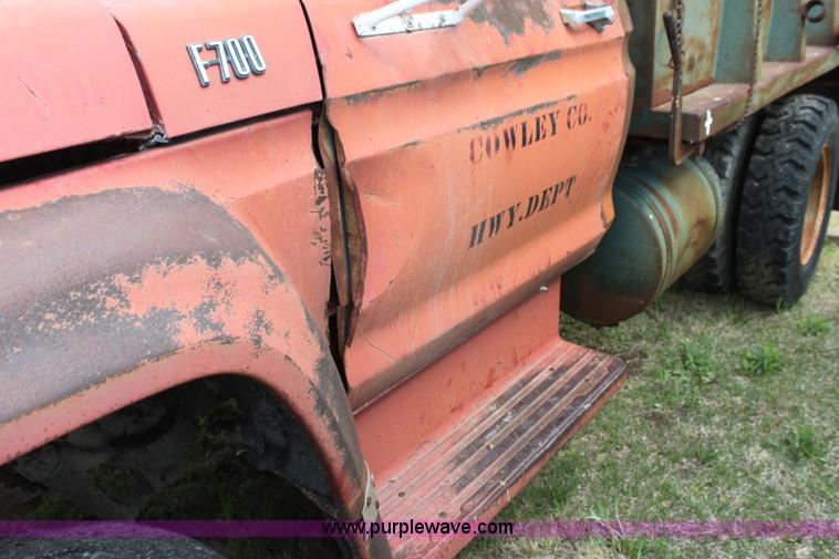 image for item H2062 1977 Ford F700 dump truck