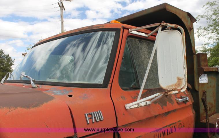 image for item H2062 1977 Ford F700 dump truck