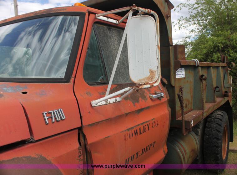 image for item H2062 1977 Ford F700 dump truck