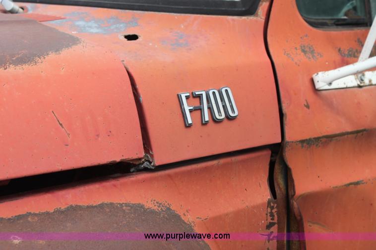 image for item H2062 1977 Ford F700 dump truck