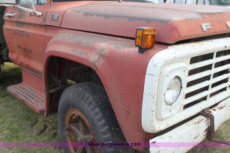 image for item H2062 1977 Ford F700 dump truck