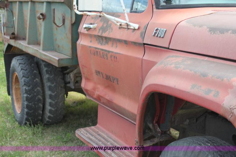 image for item H2062 1977 Ford F700 dump truck