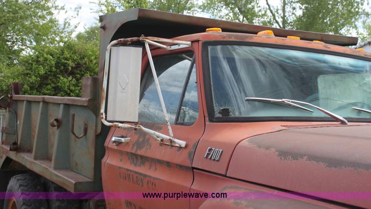 image for item H2062 1977 Ford F700 dump truck