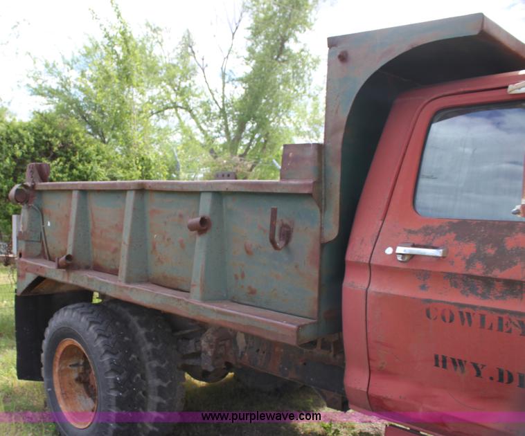 image for item H2062 1977 Ford F700 dump truck