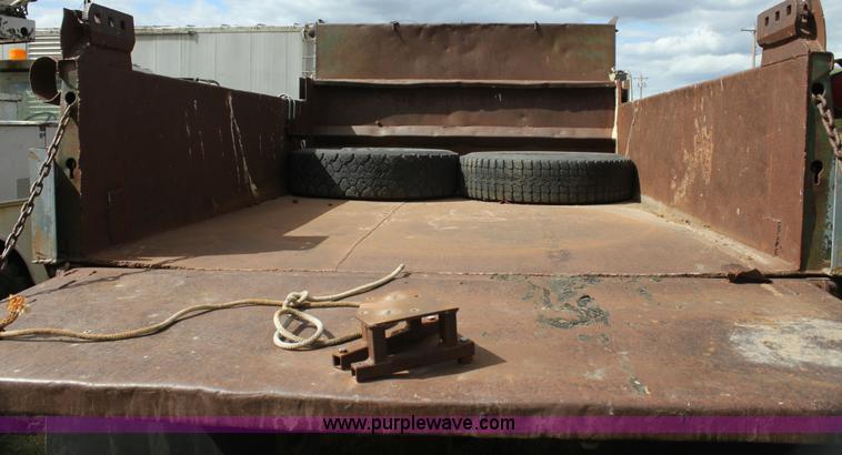 image for item H2062 1977 Ford F700 dump truck