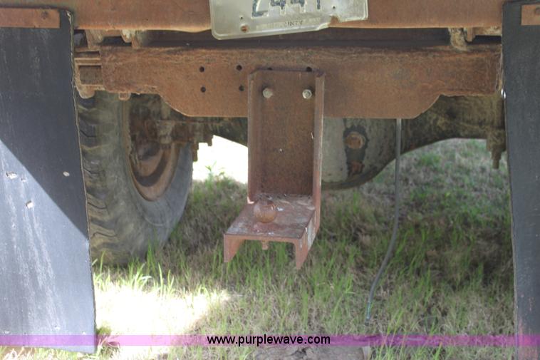 image for item H2062 1977 Ford F700 dump truck